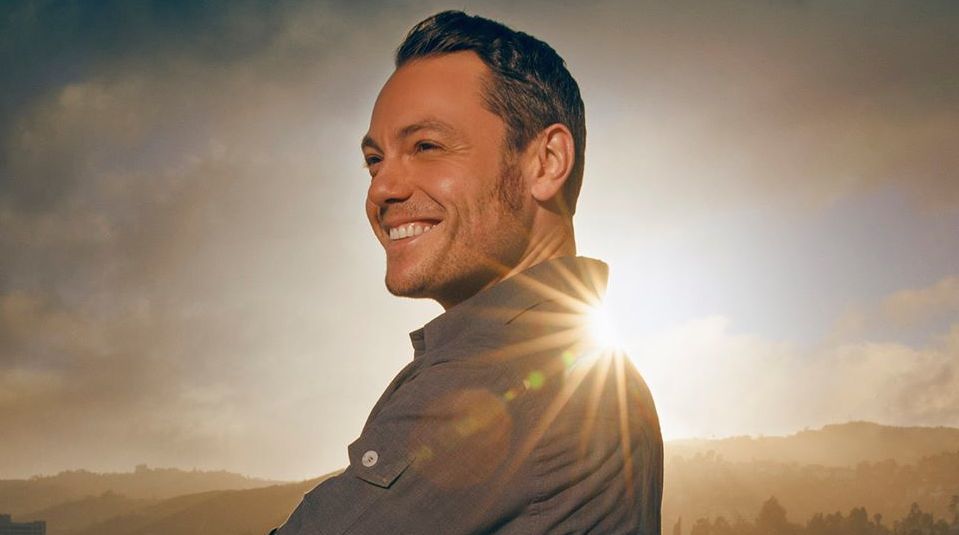 Tiziano Ferro parte per il nuovo tour e invita il papa