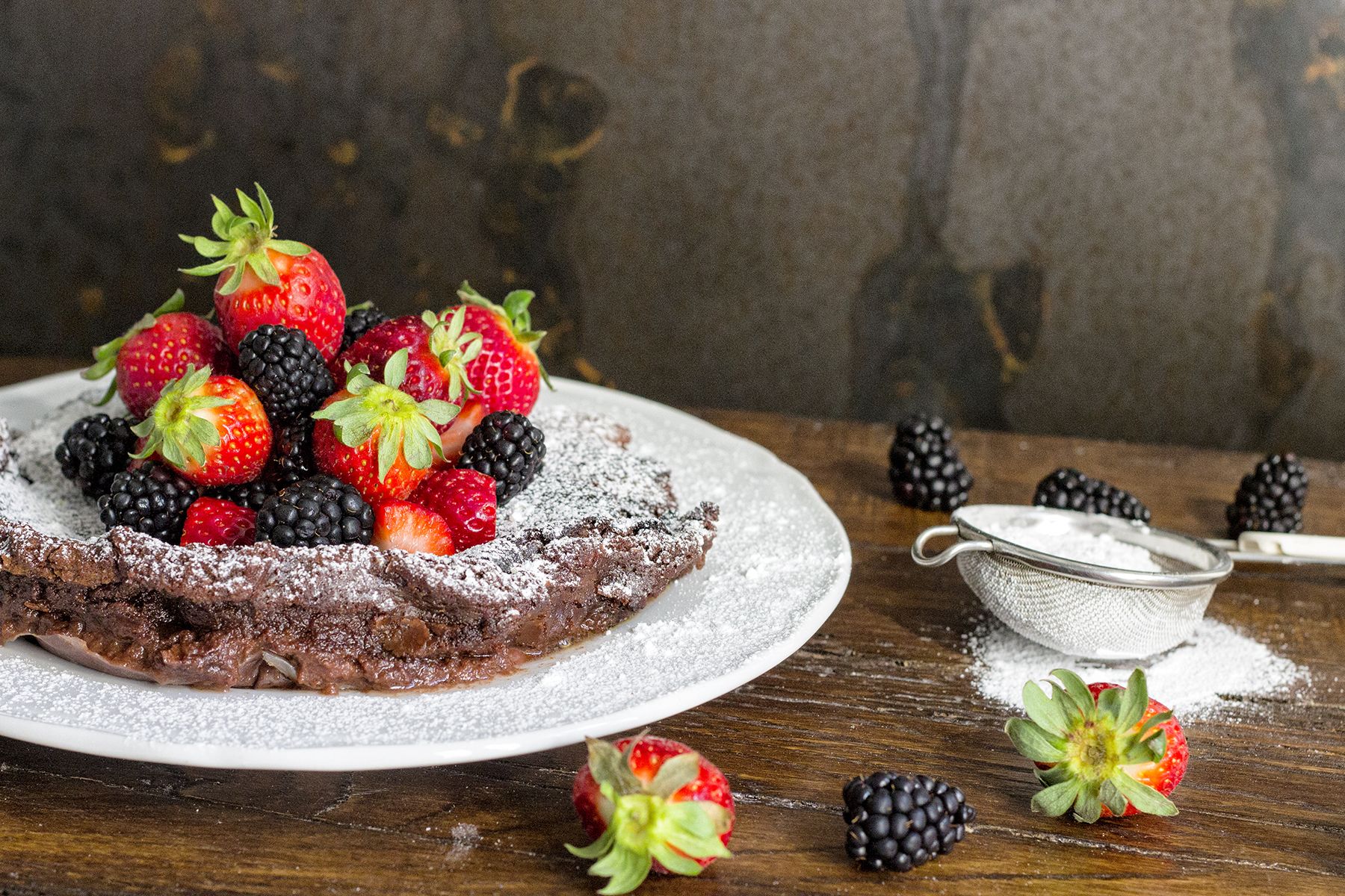 Torta fondant al cioccolato senza farina con fragole e more