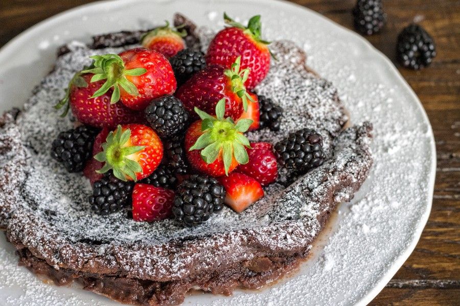 torta-fondant-al-cioccolato-senza-farina-con-fragole-more