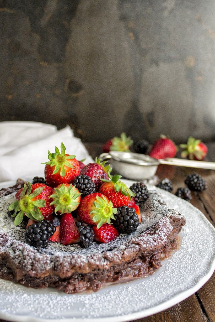 torta-al-cioccolato-fondente-fragole-4-contemporaneo-food