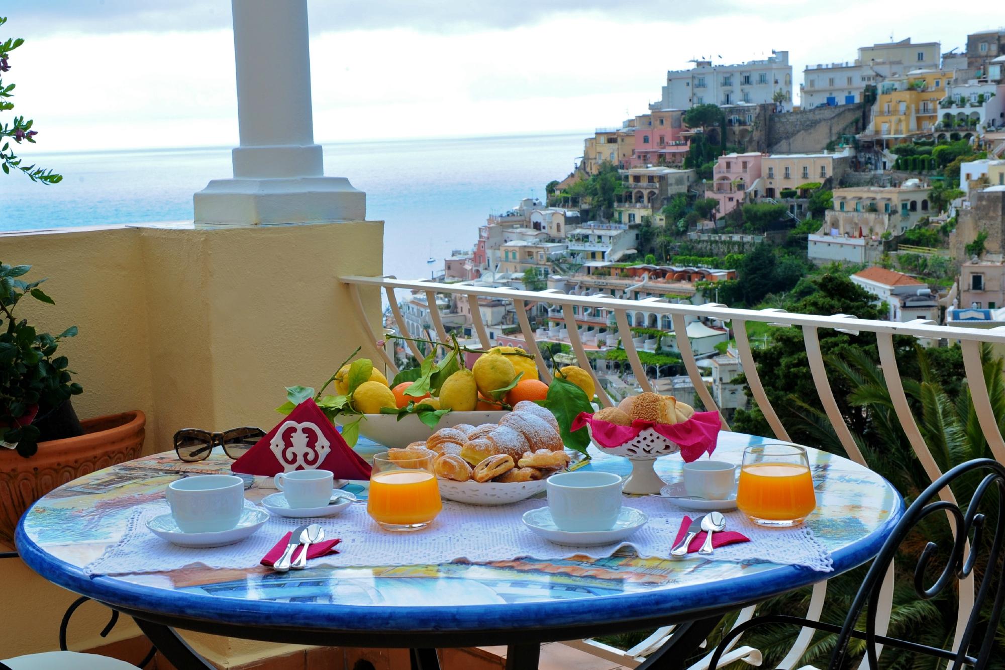 Беречь завтрак. Море Италия завтрак Позитано. Портофино Италия завтрак. Средиземноморский завтрак Позитано. Италия Неаполь Сицилия завтрак.