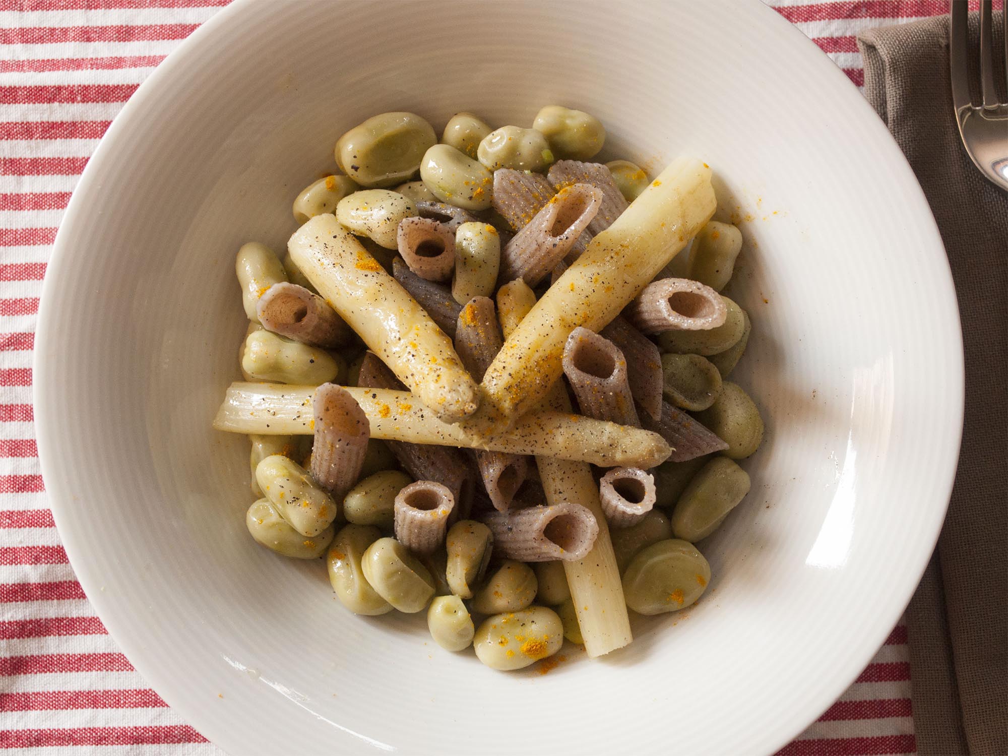 Penne di grano saraceno, fave e asparagi bianchi