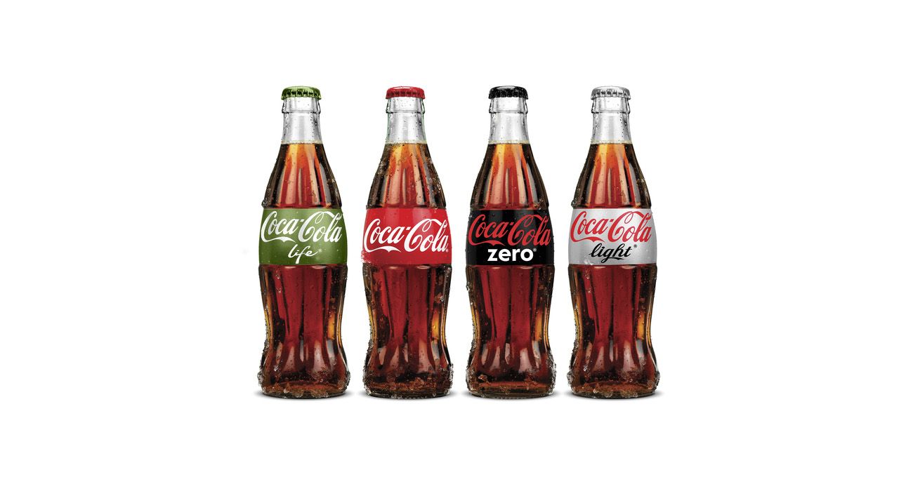 Reggere la Coca-cola con il seno