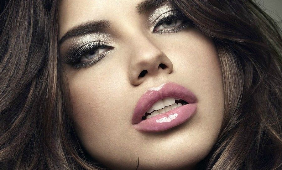 Adriana-Lima-Pink-Lips-N-Shining-Eyes-Makeup-Face-Closeup