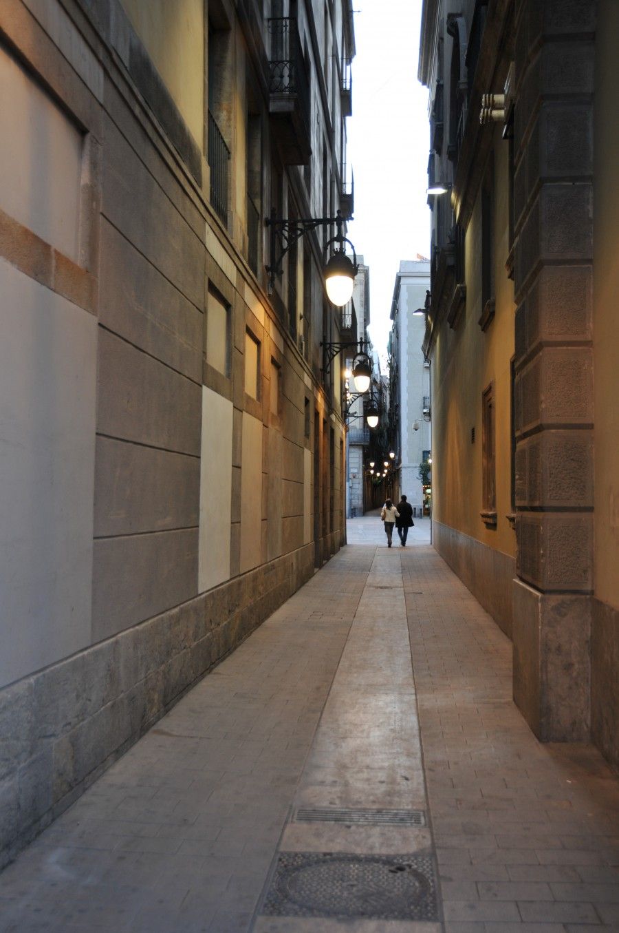 The_narrow_streets_of_Barcelone_(3409904329)