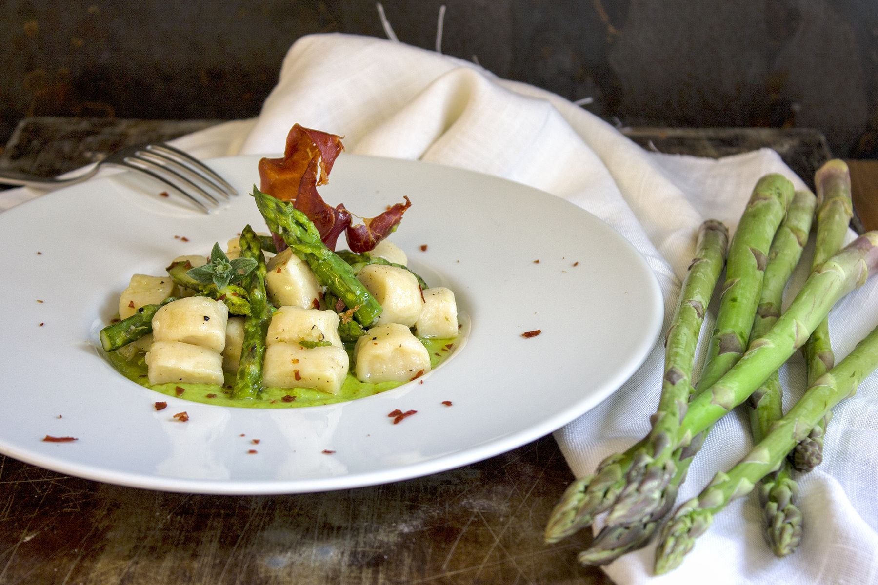 Gnocchi di ricotta con farro, asparagi e polvere di prosciutto crudo