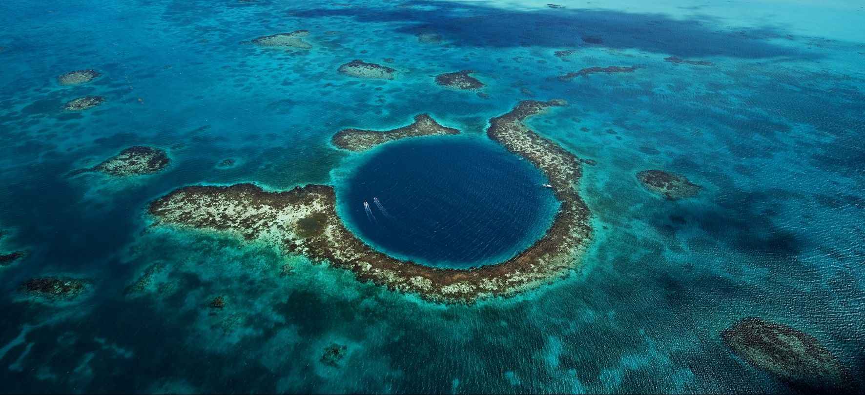 Tuffarsi nel “buco blu”: cos’è il Great Blue Hole