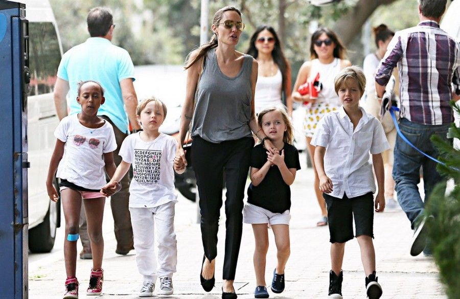 irishmirrorie Angelina-Jolie-and-kids