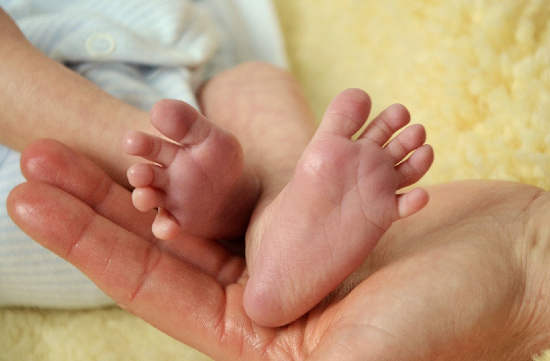 Tutti i benefici delle carezze materne nei neonati