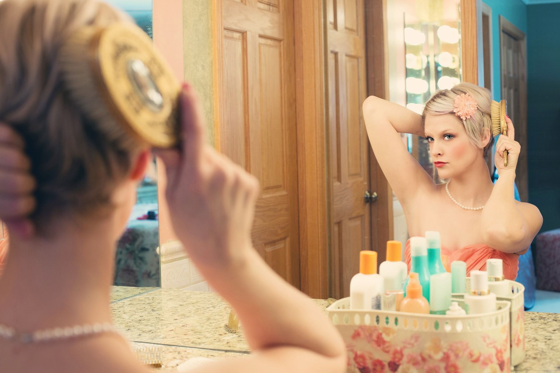 10 cose che le donne pensano davanti allo specchio