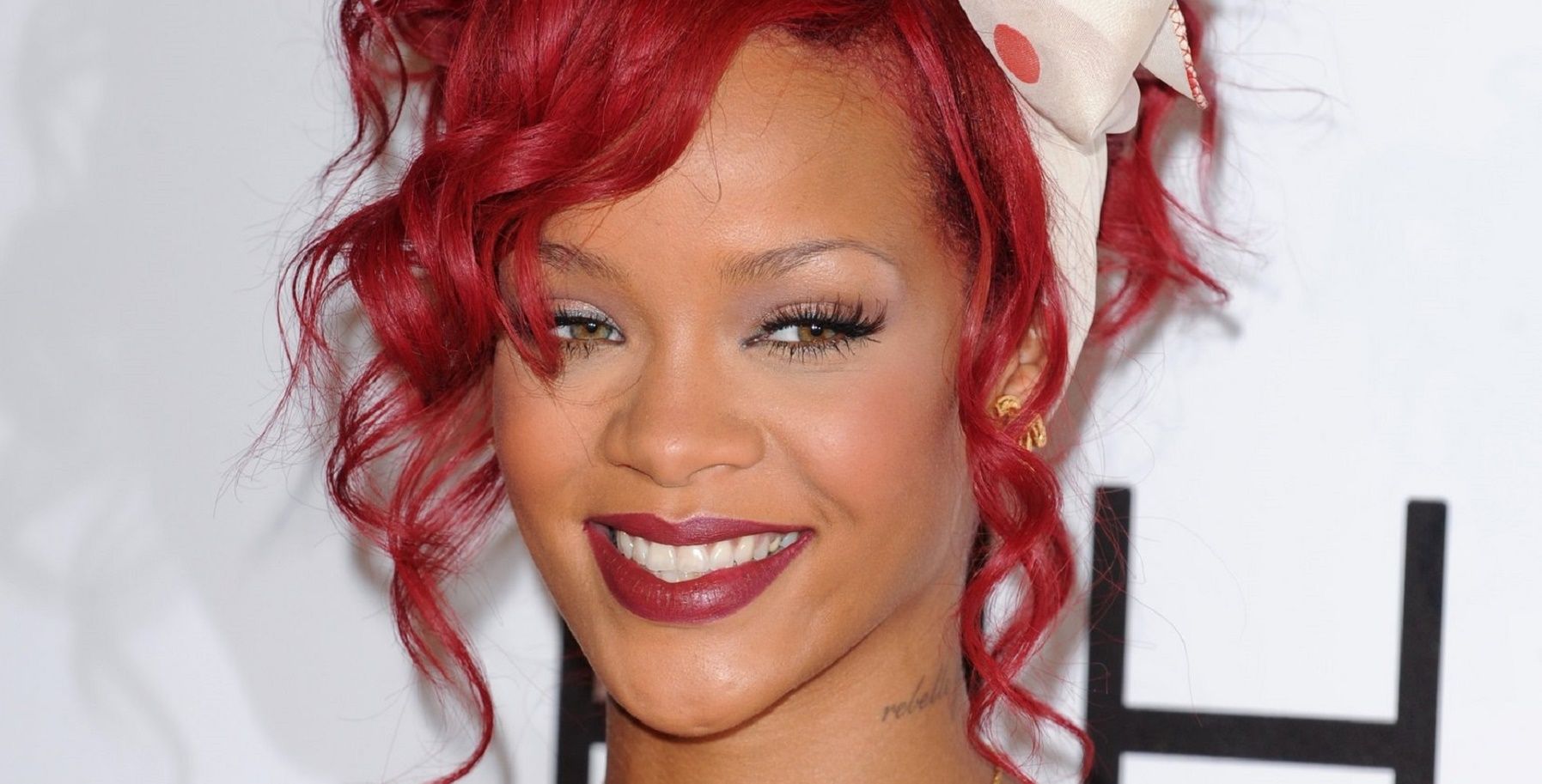 L’abito giallo frittata di Rihanna e l’ironia della rete