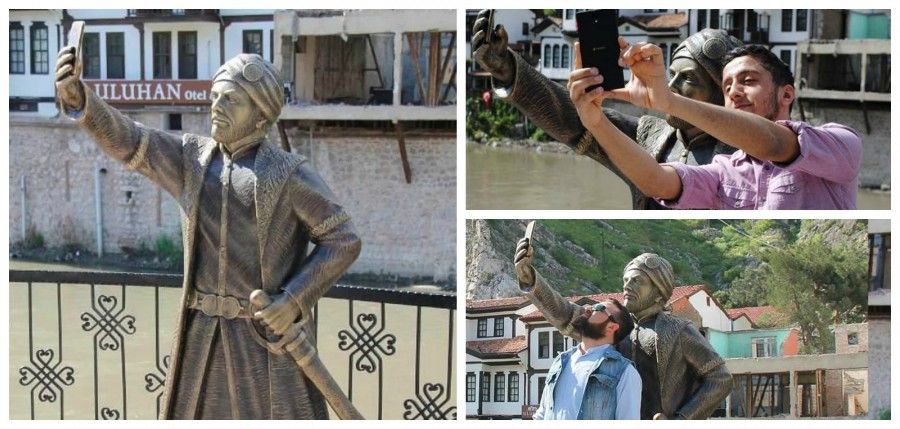 In Turchia la statua che fa i selfie