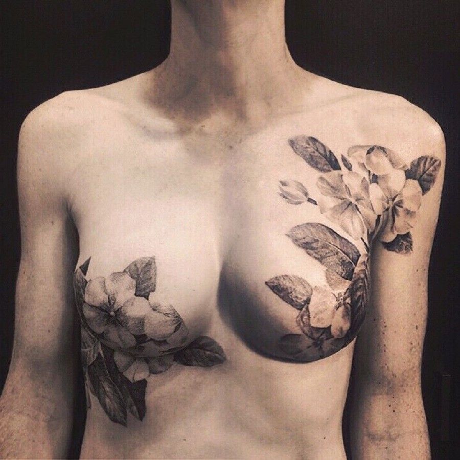 I tatuaggi artistici al seno di David Allen