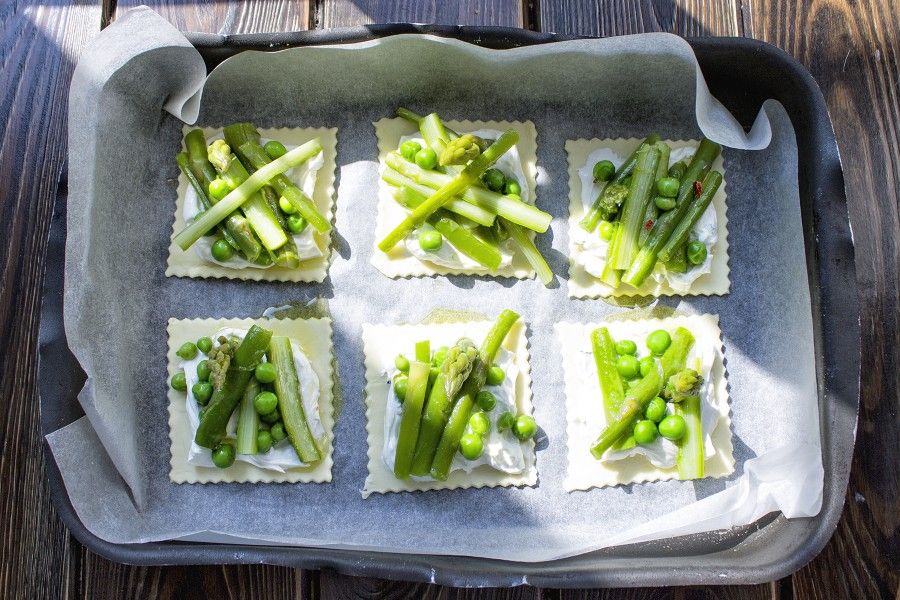 mini-torte-salate-asparagi-e-formaggio-brunch-domenica-contemporaneo-food