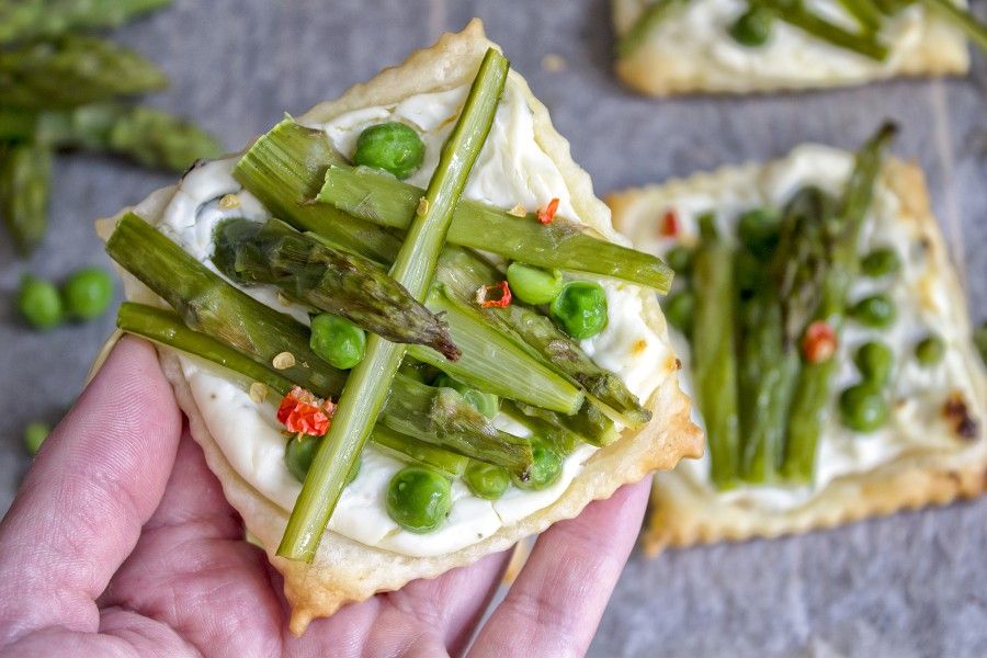 mini-torte-salate-asparagi-e-formaggio-brunch-domenica-contemporaneo-food