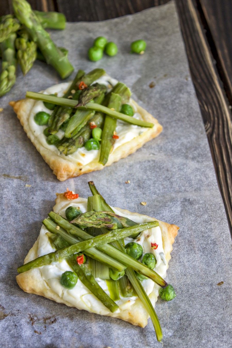 mini-torte-salate-asparagi-e-formaggio-brunch-domenica-contemporaneo-food