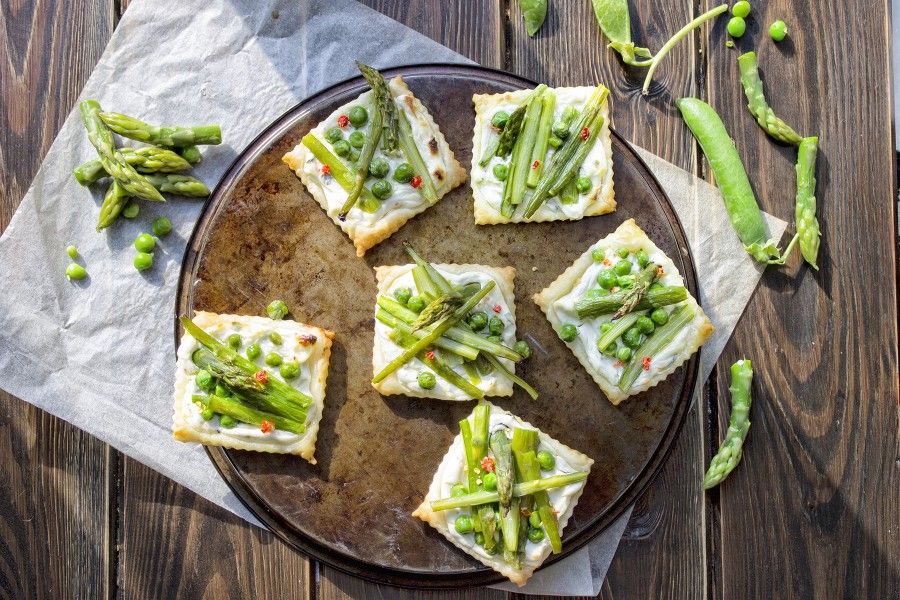 mini-torte-salate-asparagi-e-formaggio-brunch-domenica-contemporaneo-food