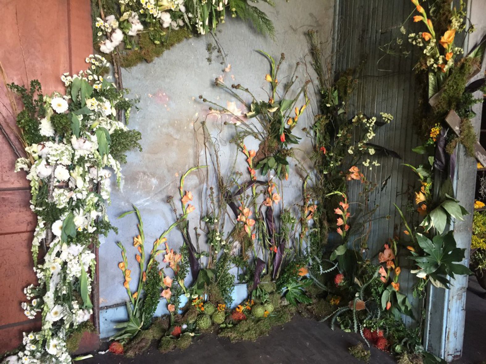 Flower House: una casa abbandonata riempita di fiori