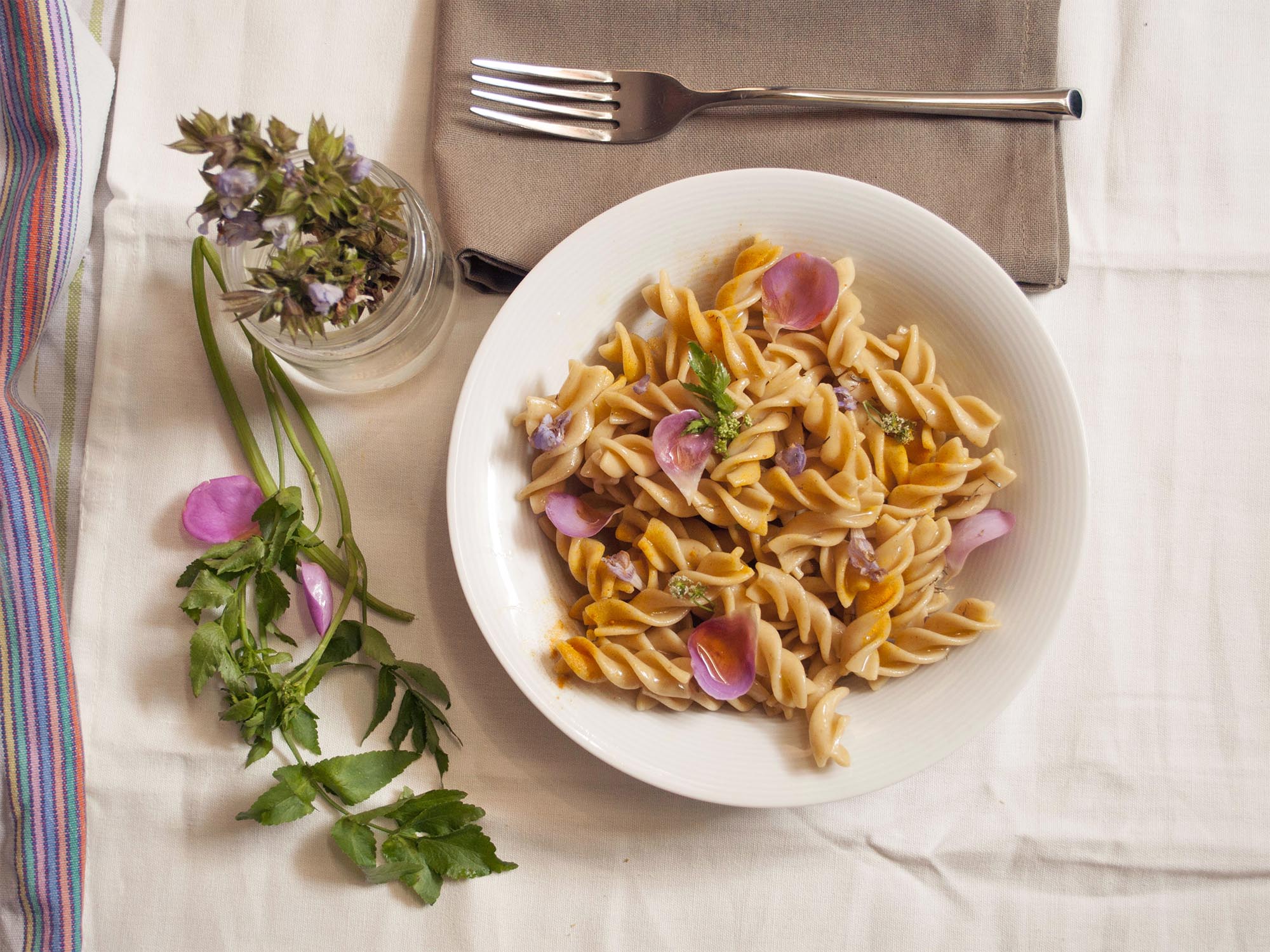 Fusilli ai cereali con erbe e fiori dell’orto