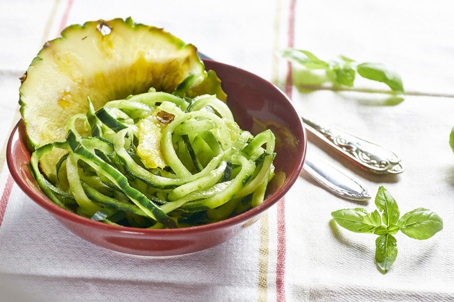 Spaghetti di cetrioli con ananas al pesto