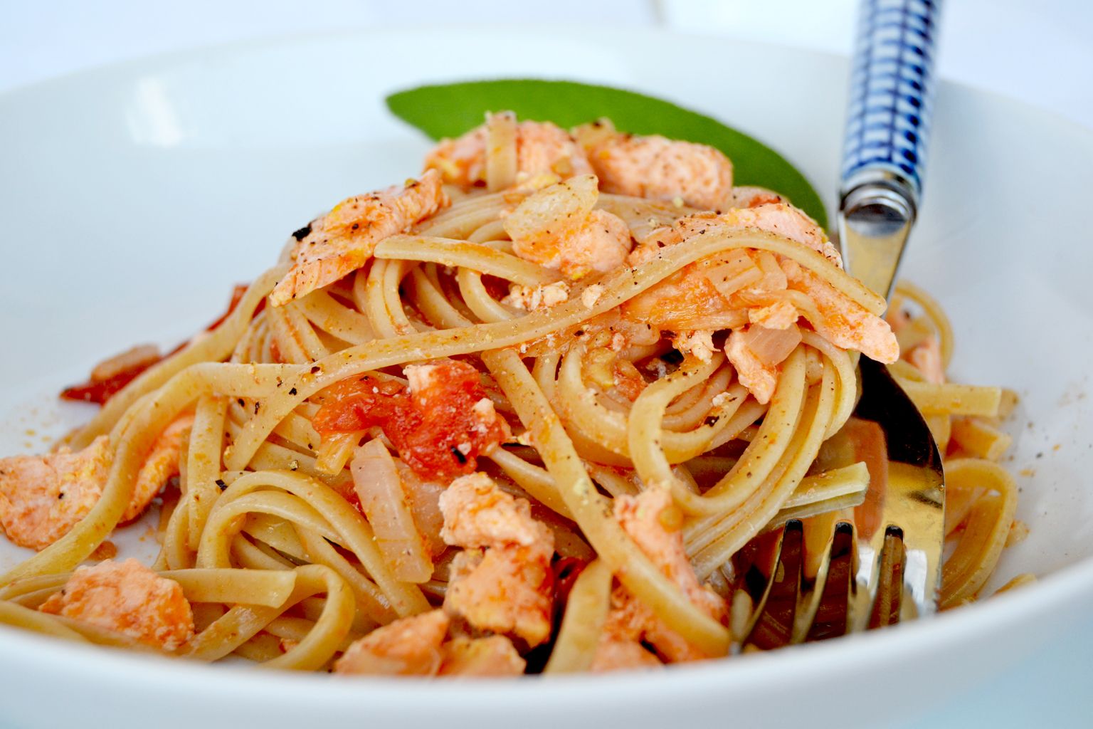 Linguine integrali con salmone alle erbe aromatiche