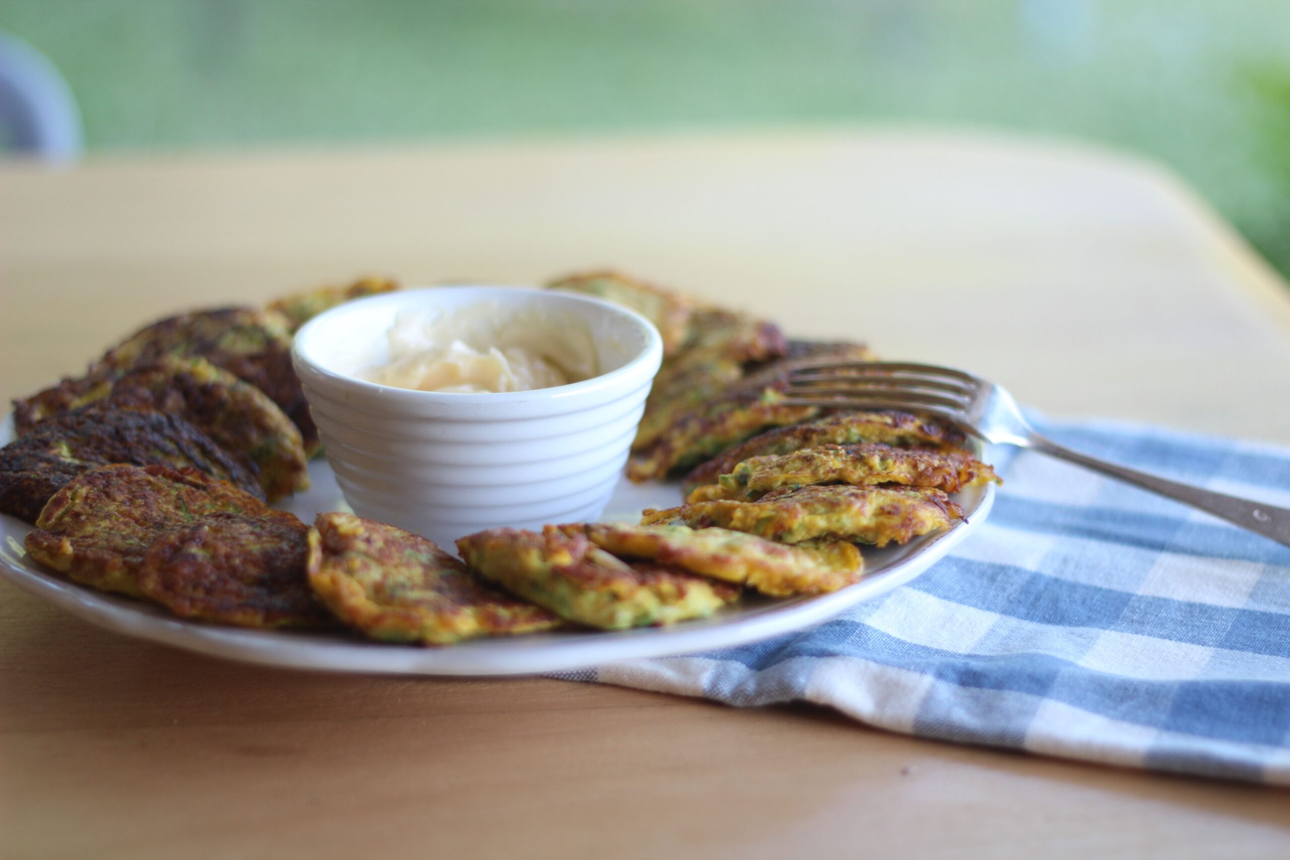 Frittatine estive alle zucchine e pinoli con aioli