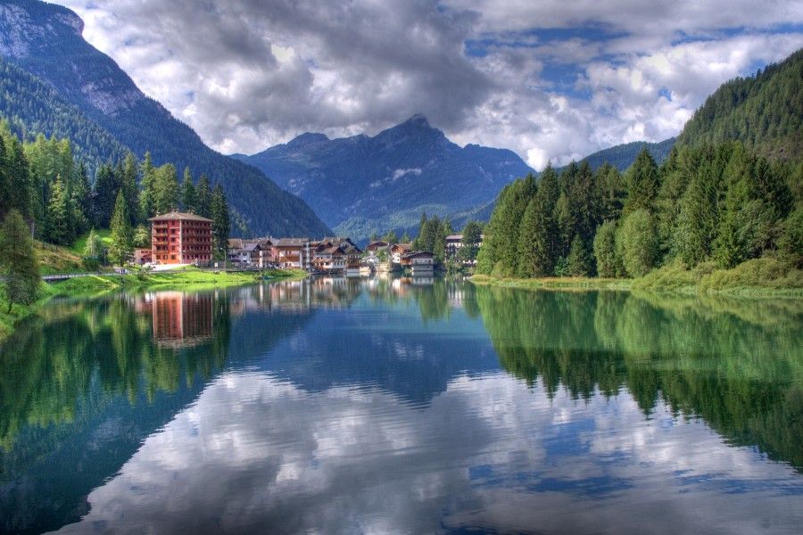 Lago_di_Alleghe,_Belluno,_Italy