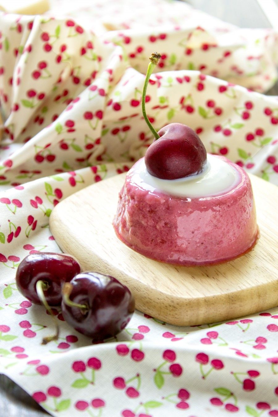 budino-ciliegie-latte-di-mandorla-dessert-dolci con la frutta-contemporaneo-food