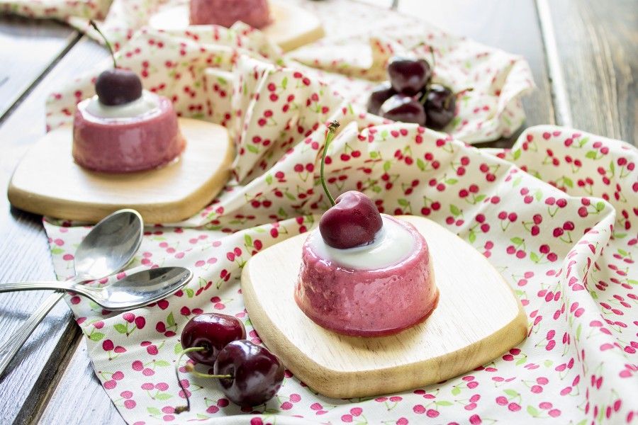 budino-ciliegie-latte-di-mandorla-dessert-dolci con la frutta-contemporaneo-food