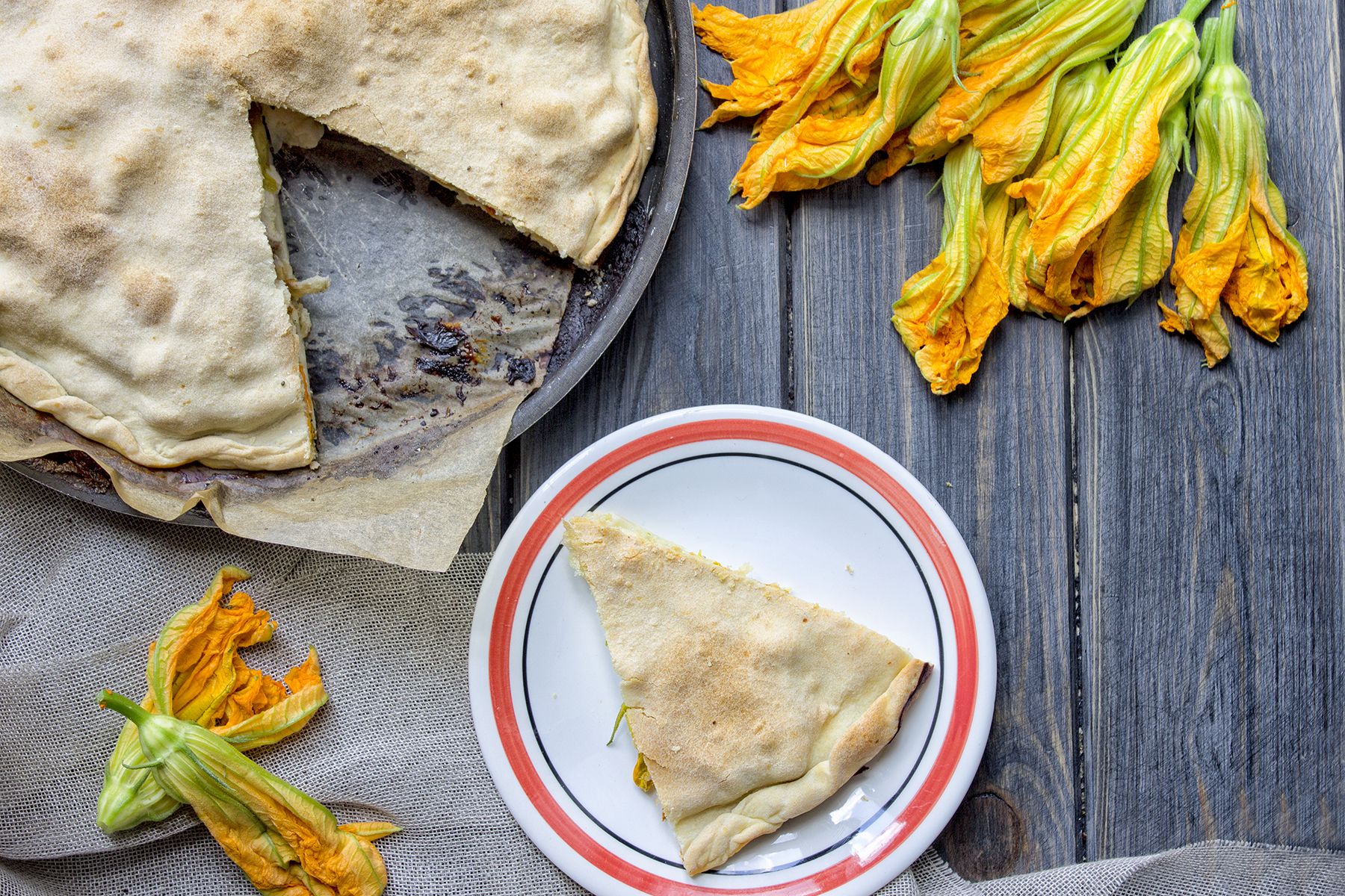 Torta rustica con fiori di zucchine, acciughe e stracchino