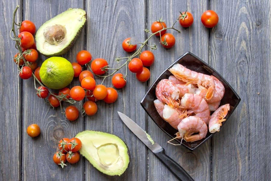 guacamole-con-pomodoro-gamberi-antipasto-piatti-veloci-contemporaneo-food