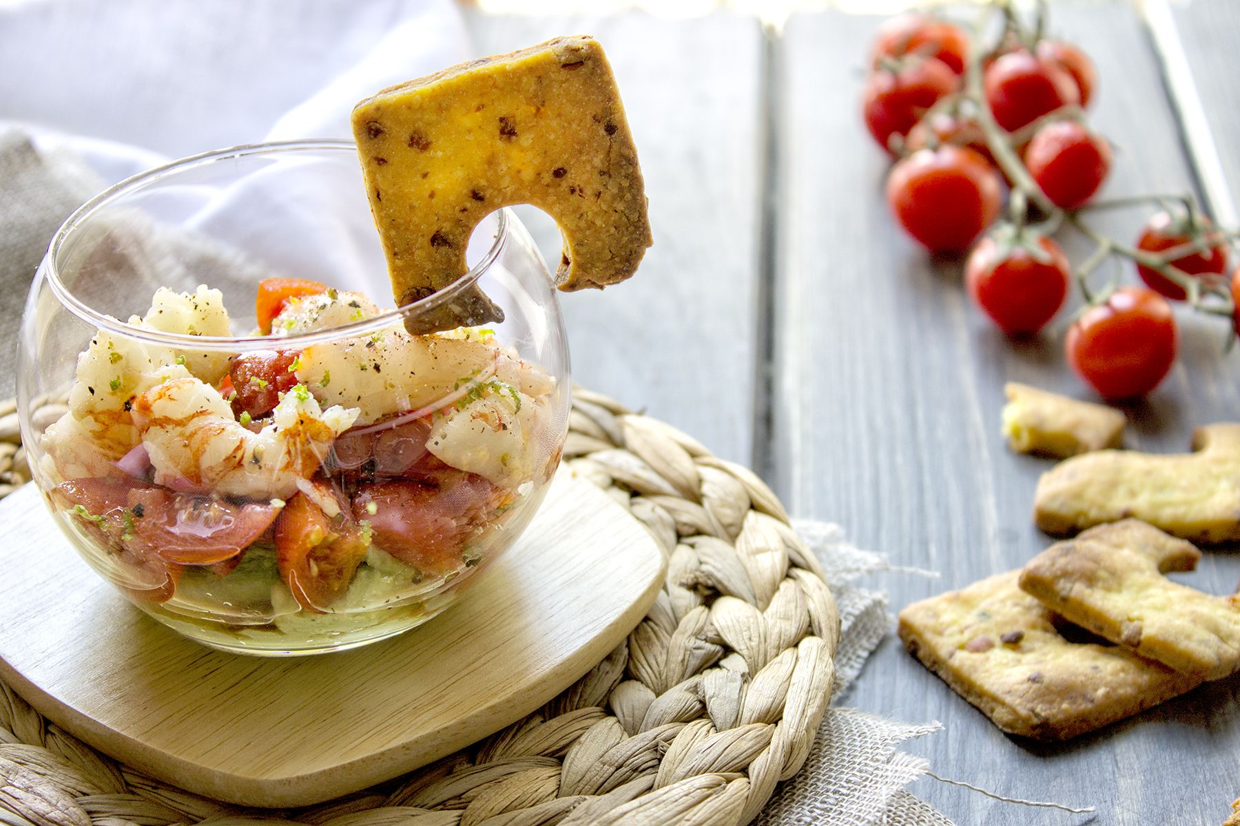 Guacamole con pomodorini pachino, gamberi e biscotto di frolla salata