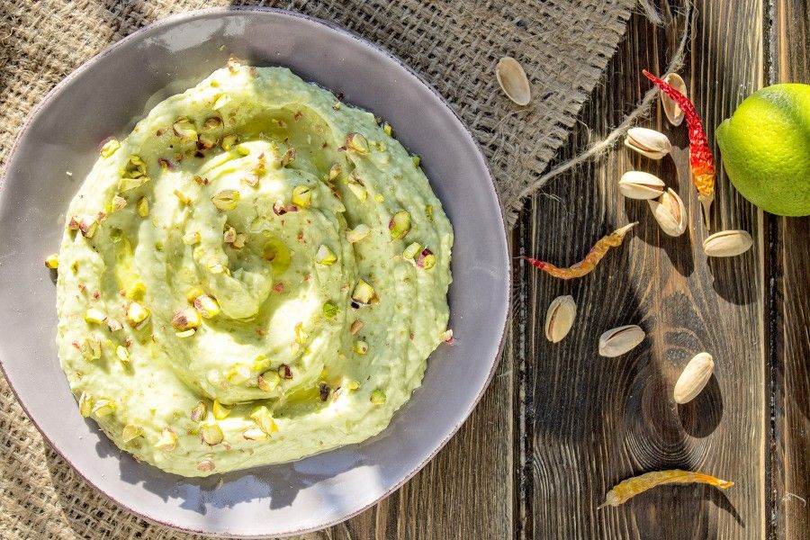 hummus-di-cannellini-e-avocado-antipasti-contemporaneo-food