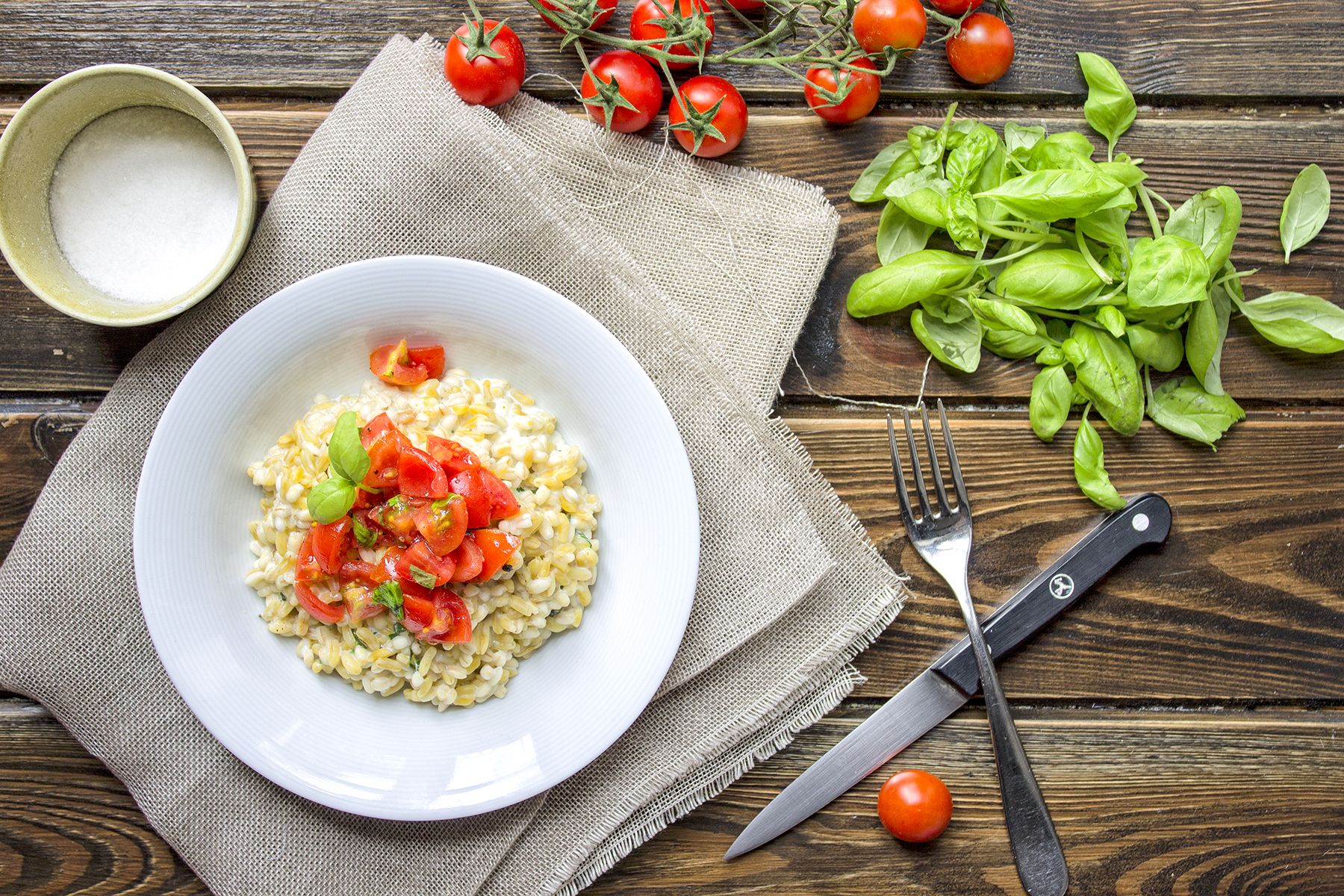 Kamut e orzo con crema di latte al basilico