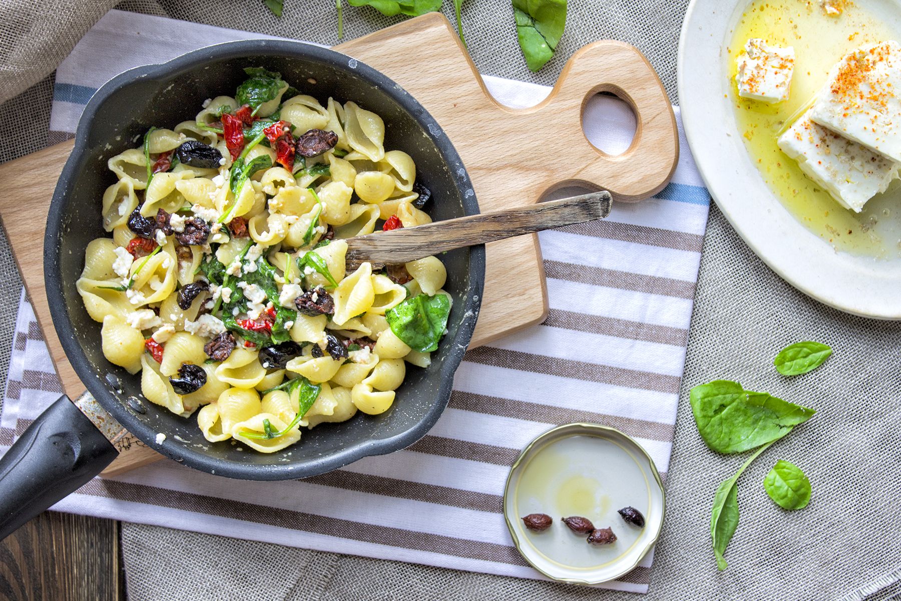 Conchiglie con feta, spinacini novelli e olive greche