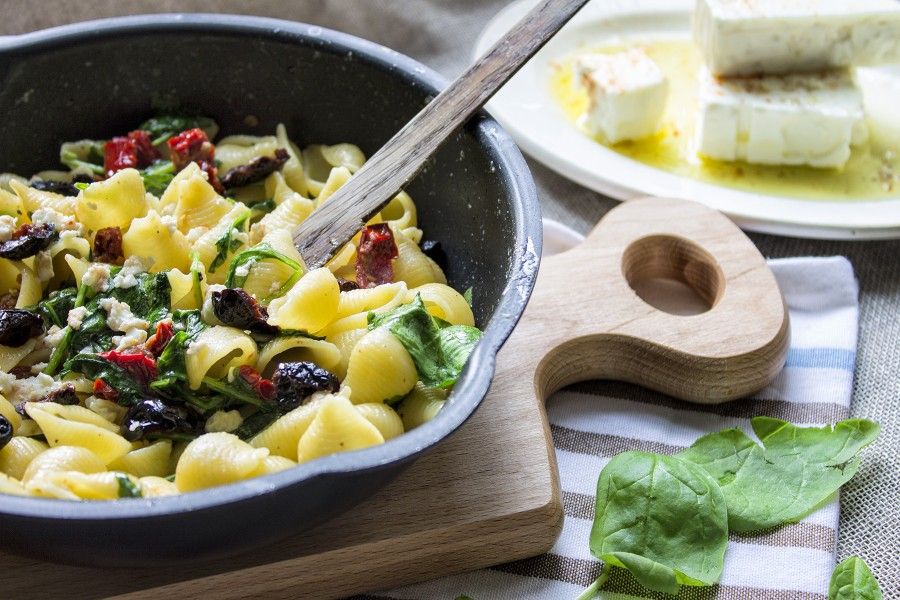 pasta-con-feta-pomodori-secchi-spinacini-primo-facile-ricette-estive-contemporaneo-food