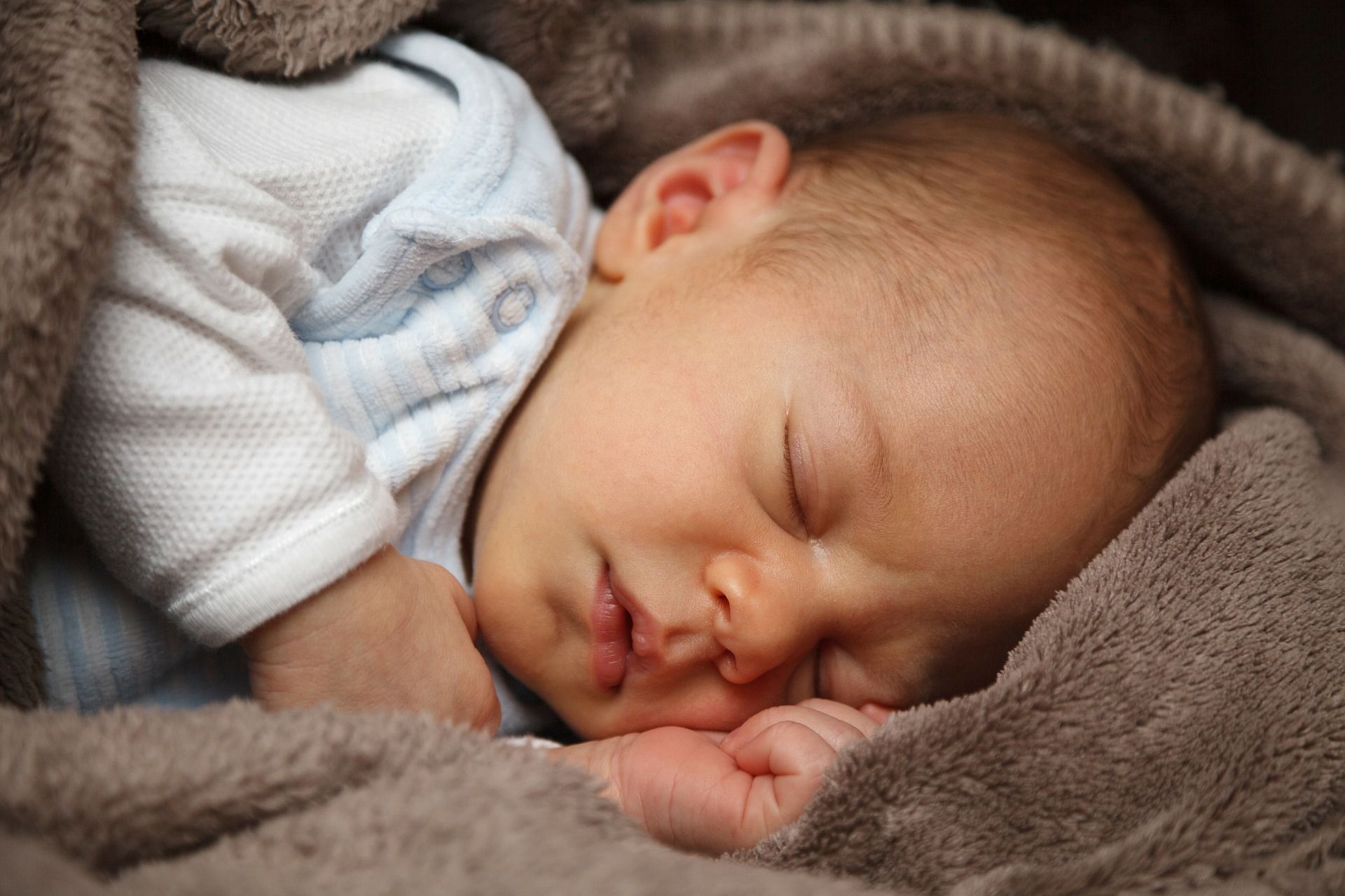 Come far dormire i neonati? Imitando i suoni del grembo materno