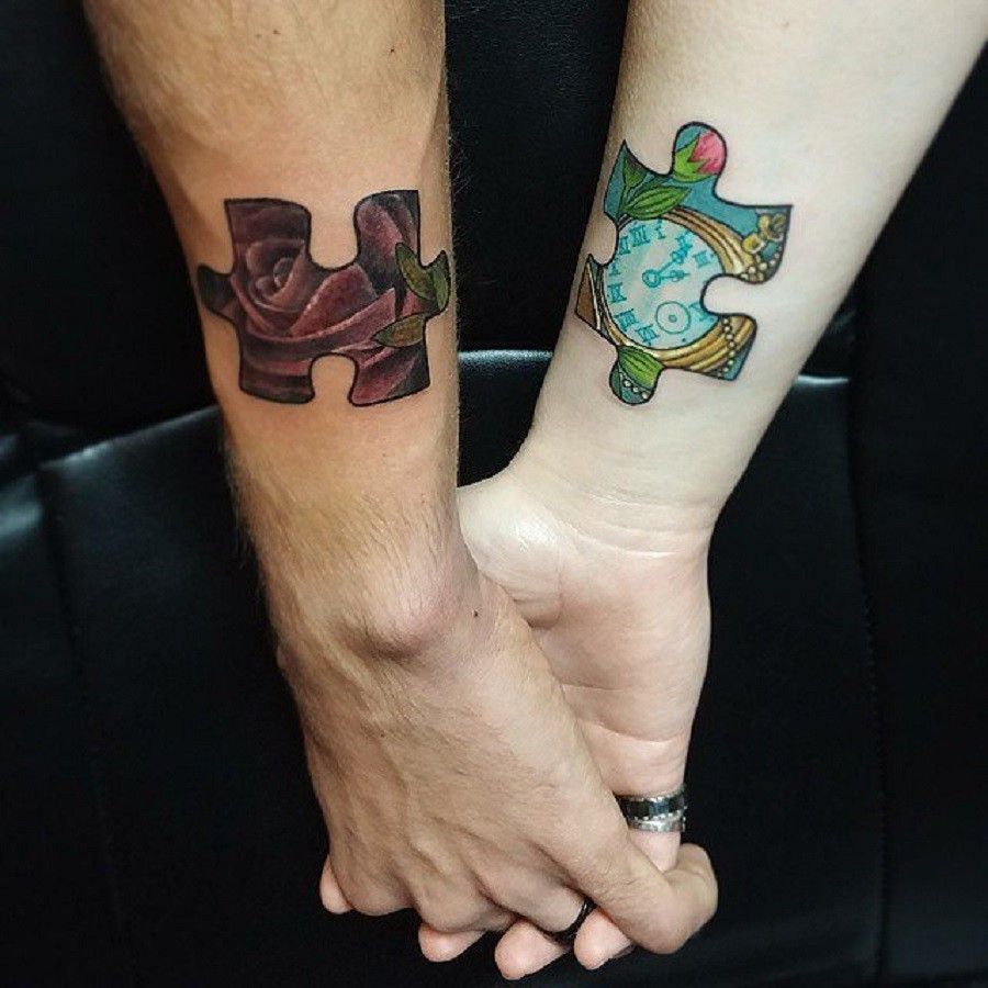 Le 10 foto di tatuaggi di coppia più originali Bigodino
