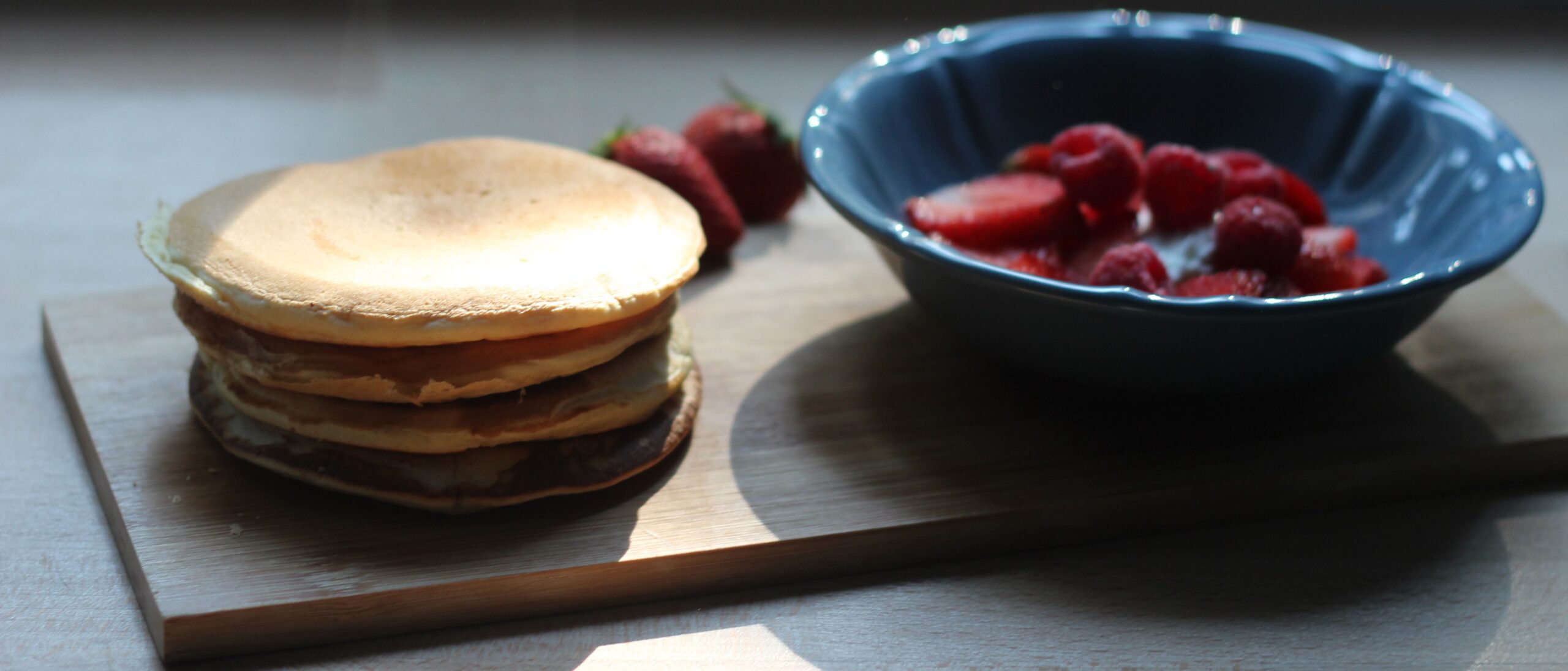 Pancakes alle nocciole, yogurt greco e frutti rossi