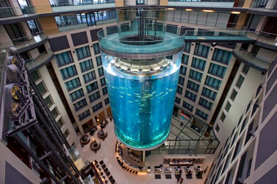 C3NA9G The AquaDom in the Sealife Center at the Radisson SAS Hotel, Berlin, Germany Aquadom Elevator