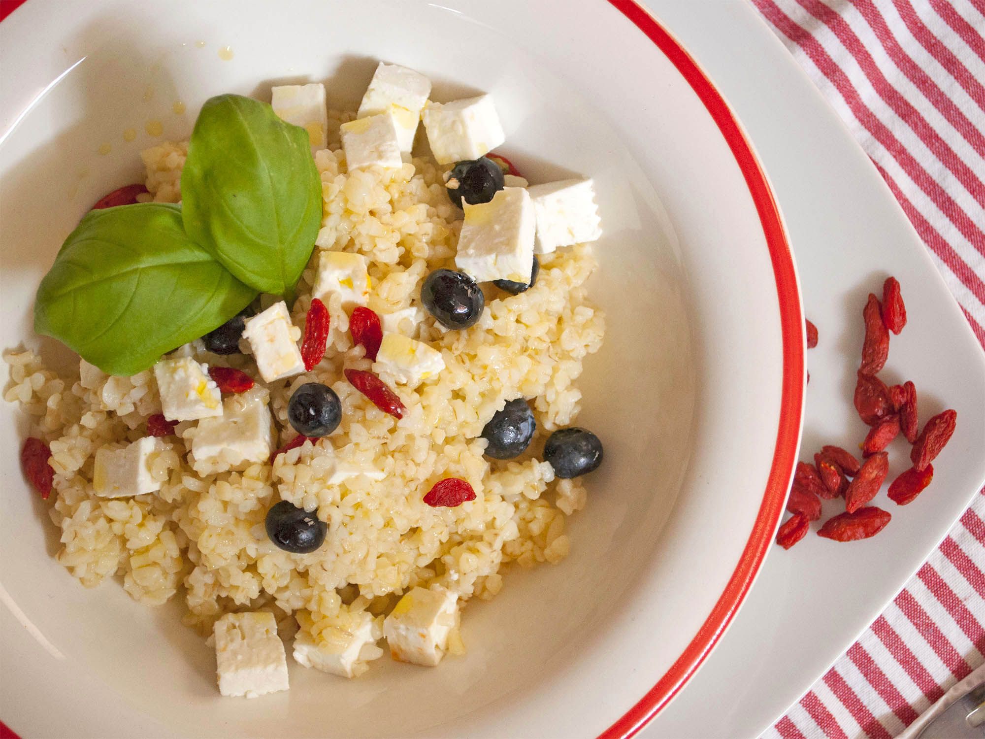 Bulgur con feta, bacche di goji e mirtilli