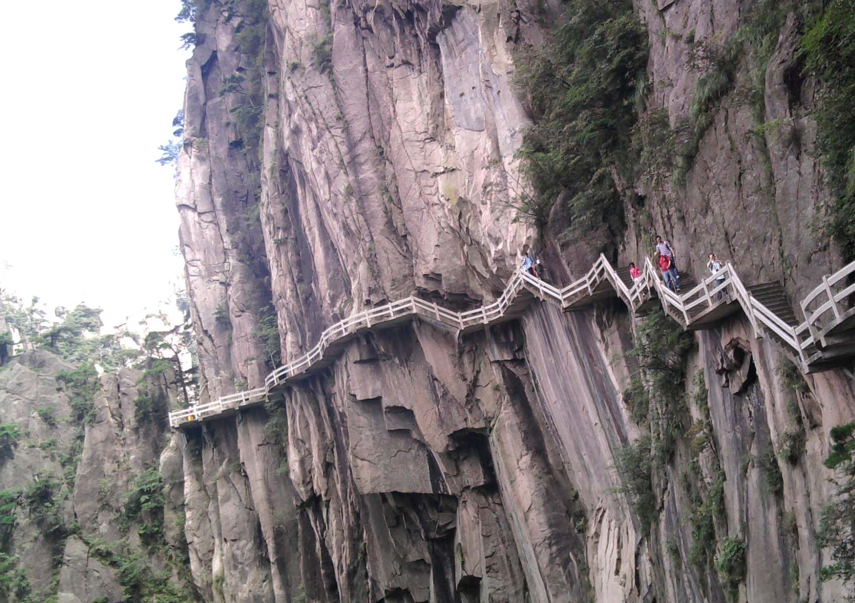 Тропа на скале. Гора Хуашань тропа. Мост бессмертных Хуаншань Китай. Лестница горы Хуаншань. Горная тропа Хуашань.
