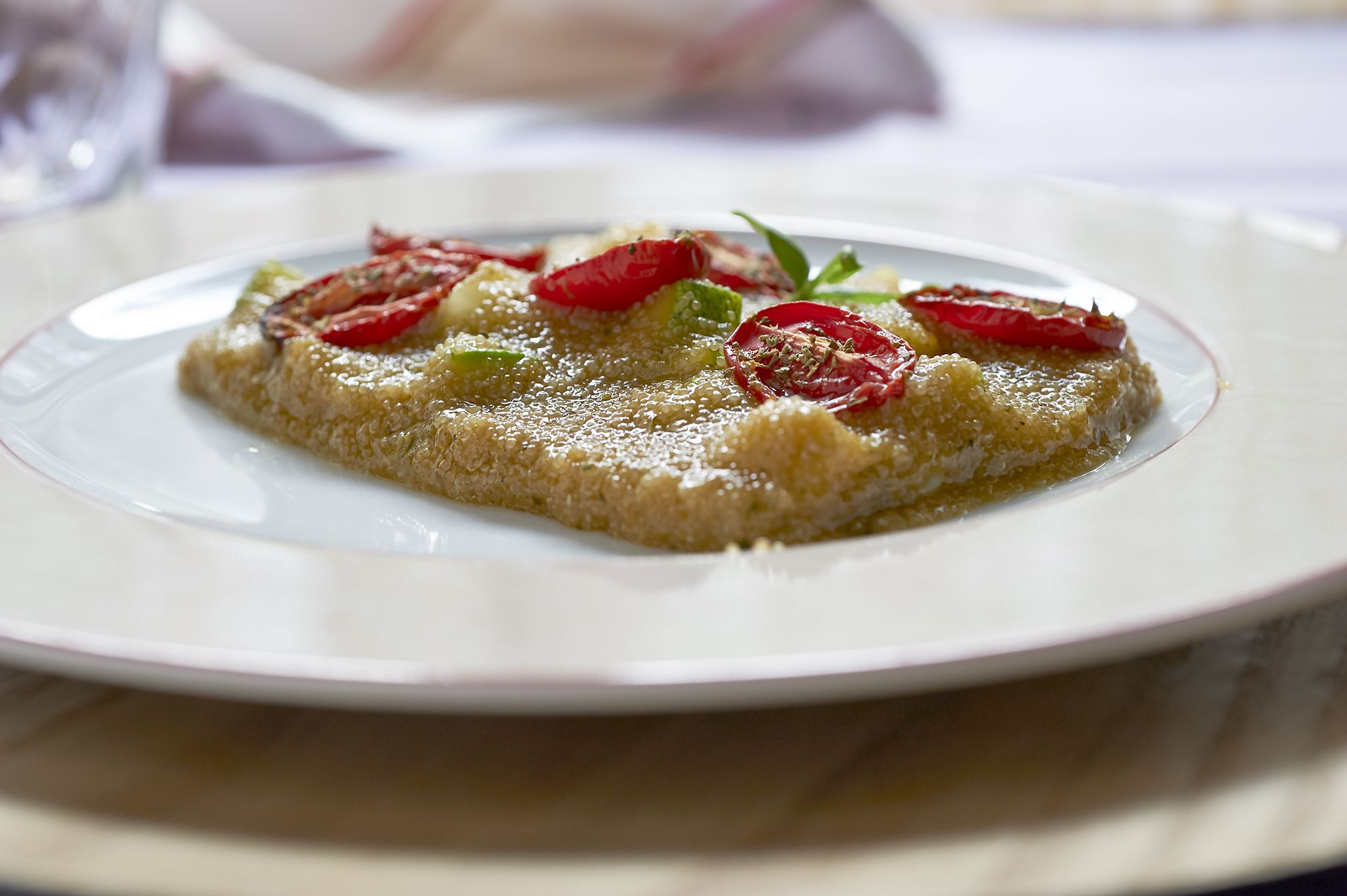 Tortino di amaranto con zucchine e pomodori confit