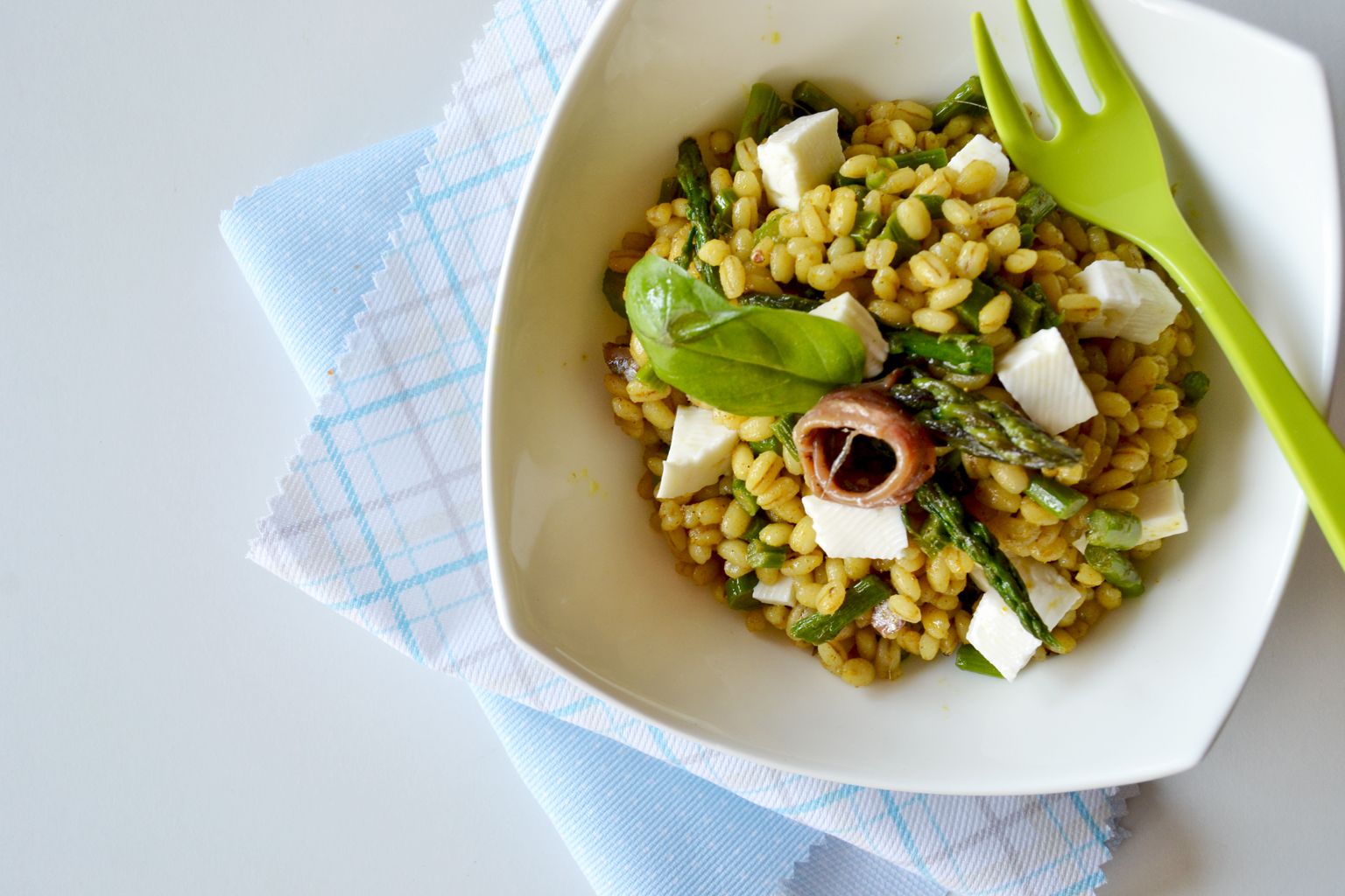 Insalata fredda di orzo perlato con asparagi e acciughe