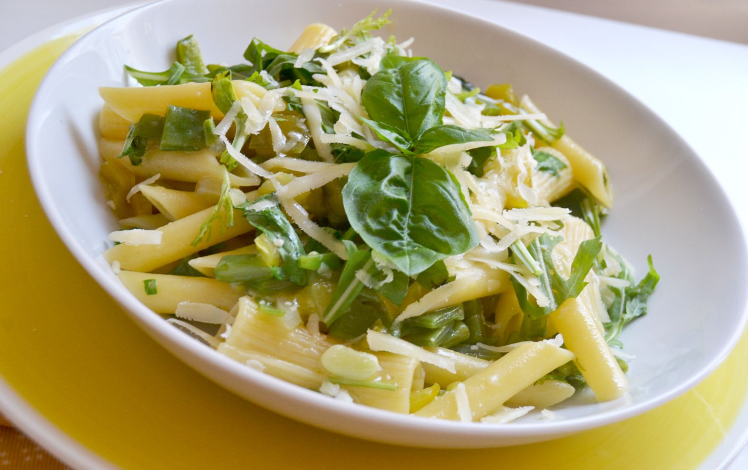 Pasta con peperoni, fagiolini corallo e rucola