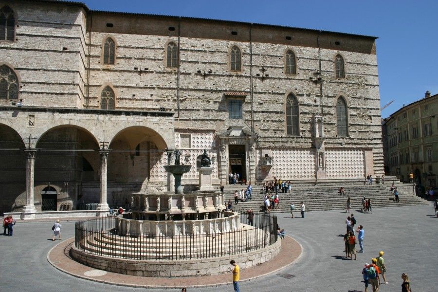 IMG_0835_-_Perugia_-_Piazza_IV_novembre_-_Foto_G._Dall'Orto_-_6_ago_2006_-_01