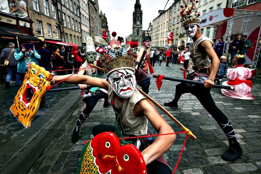 Edinburgh Fringe Festival 2014...Edinburgh Fringe Festival acts play to the crowds during the first day of the festival on the Royal Mile. PRESS ASSOCIATION Photo. Picture date: Friday August 1, 2014. Photo credit should read: David Cheskin/PA Wire