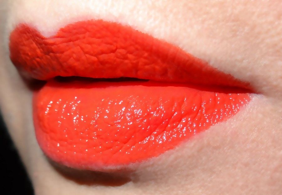 maybelline-vivid-orange-edge-on-lips-for-web