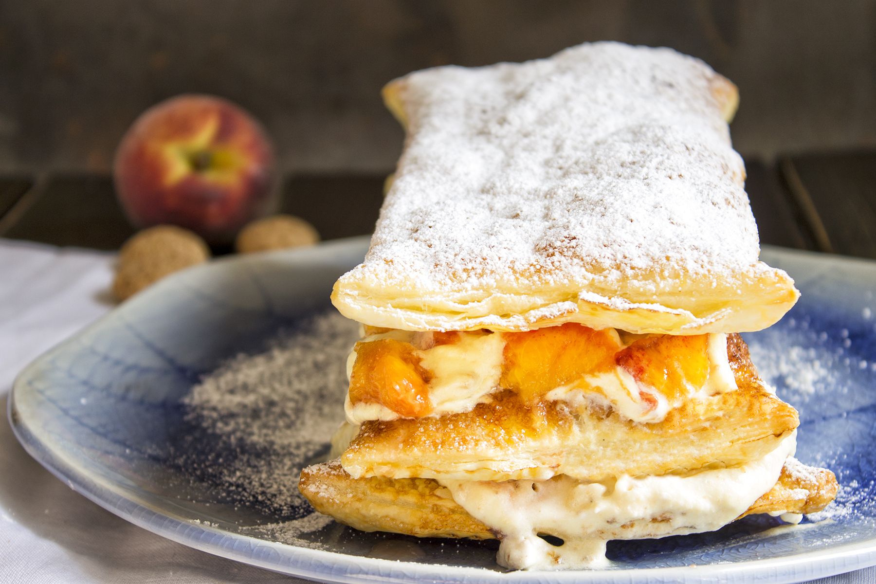 Millefoglie con crema chantilly agli amaretti e pesche