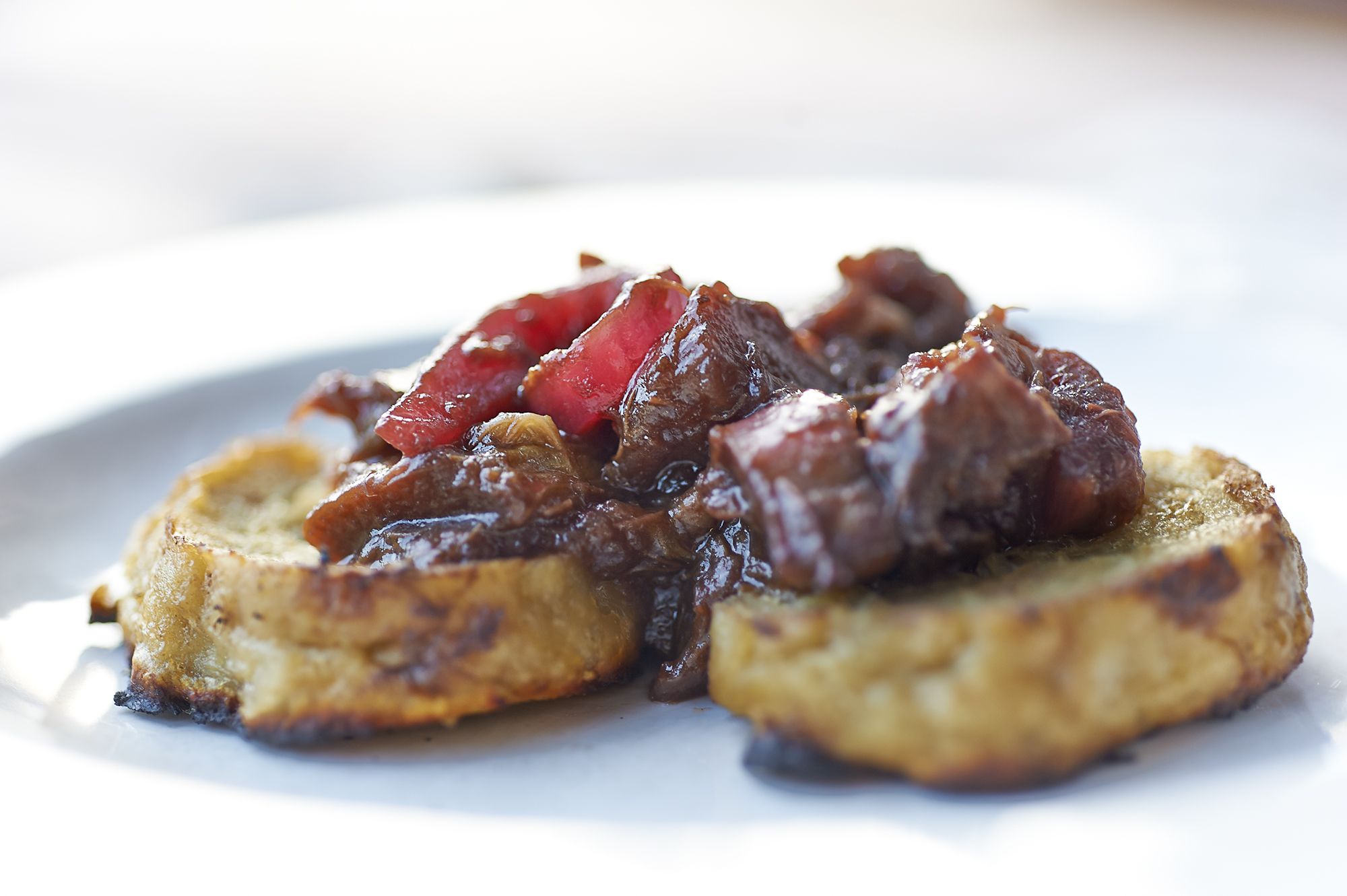 Come fare il seitan fatto in casa, con salsa di rabarbaro